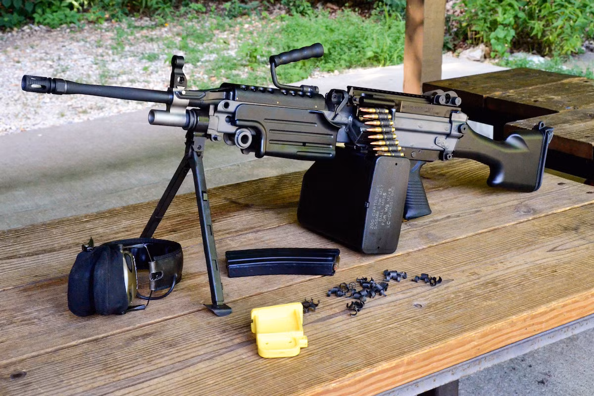 Gia tốc đầu nòng của M249 lên tới 915 mét trên giây, tầm bắn hiệu quả của nó lên tới 800 mét và tầm bắn tối đa đạt 3600 mét. Đi kèm với độ hiệu quả cao là cân nặng lên tới 7,5 kg của nó và thậm chí có thể lên tới 10 kg khi được nạp đầy một hộp tiếp đạn cỡ 100 viên hoặc hơn. Nguồn ảnh: Guns.