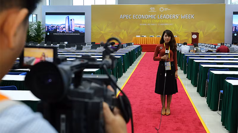 Tat bat ngay dau o dai ban doanh truyen thong APEC-Hinh-4