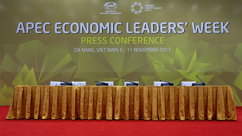 Tat bat ngay dau o dai ban doanh truyen thong APEC-Hinh-6