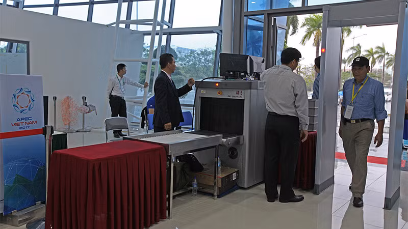 Tat bat ngay dau o dai ban doanh truyen thong APEC-Hinh-2