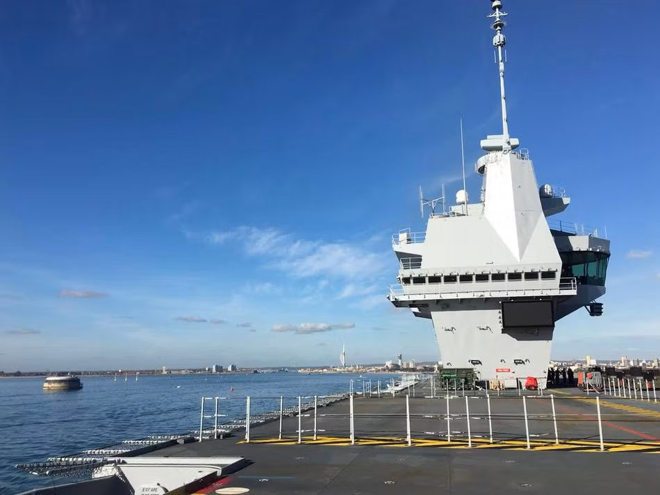 Tàu sân bay HMS Queen Elizabeth cũng không sử dụng động cơ hạt nhân. Hiện tại trên thế giới mới chỉ có Mỹ và Pháp có thể làm chủ được công nghệ đóng tàu sân bay sử dụng động cơ hạt nhân. Nước Anh vẫn chưa có khả năng tự đóng được tàu sân bay sử dụng động cơ hạt nhân. Nguồn ảnh: Sina.