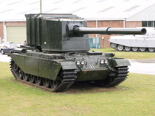 Ở giai đoạn đầu tiên, mục tiêu của dự án chỉ là đặt được khẩu pháo cỡ 120 mm lên khung gầm của chiếc xe tăng Mk.III Centurion và chế tạo một khẩu pháo tự hành thông thường. Giai đoạn này đã tốn của Quân đội Hoàng gia tới 5 năm, nghĩa là từ năm 1950 tới năm 1955. Nguồn ảnh: Arcane.