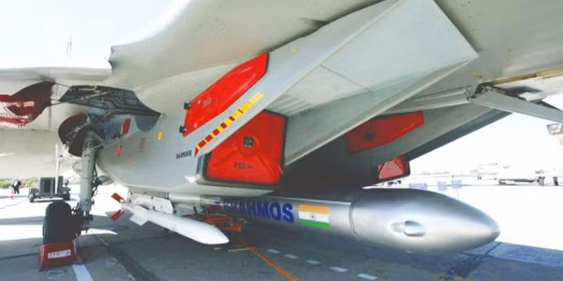Việc tích hợp tên lửa BrahMos lên các máy bay chiến đấu Su-30MKI là dấu mốc hết sức quan trọng cho lực lượng Không quân Ấn Độ khi mà các chiến đấu cơ của nước này nay đã có thêm khả năng tấn công tiêu diệt các mục tiêu mặt đất từ trên không một cách đầy bất ngờ và hiệu quả. Nguồn ảnh: Asia.