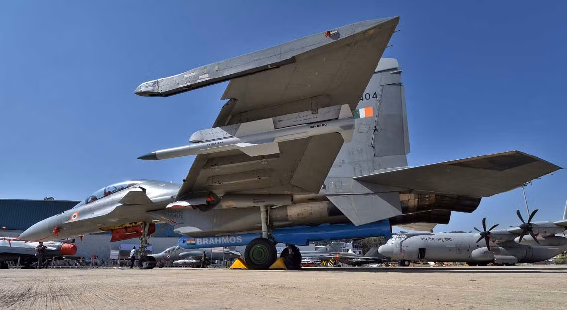 Chưa kể tới việc, kiểu dáng khí động học của Su-30MKI vượt trội hoàn toàn so với Su-30MK2, điều này dẫn tới hệ quả là Su-30MKI của Ấn Độ có khả năng mang vác vũ khí, tốc độ và tầm hoạt động vượt trội hơn so với những tiêm kích Su-30MK2 của chúng ta. Nguồn ảnh: Military.