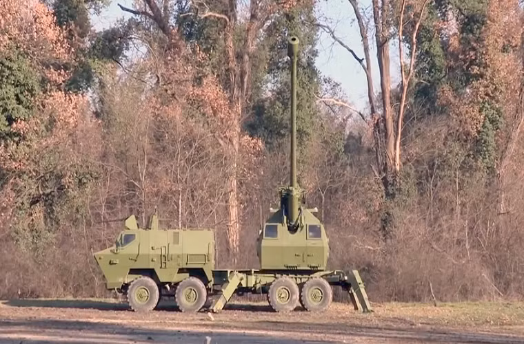 So với các phiên bản cũ, NORA B-52K1 có cải tiến đáng kể ở hệ thống khung gầm bọc thép và hệ thống ổn định bắn điện tử giúp nòng pháo của nó có khả năng hoạt động chính xác hơn trong mọi điều kiện tác chiến. Nguồn ảnh: YugoImport.