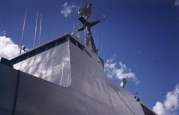 Hộ vệ hạm La Fayette đầu tiên được gia nhập Hải quân Pháp là vào năm 1996. Kể từ đó tới nay, đã có tổng cộng 5 chiếc thuộc lớp La Fayette phục vụ trong Hải quân nước này, 3 chiếc phục vụ trong Hải quân Ả Rập Xê út, 6 chiếc phục vụ trong Hải quân Đài Loan và 6 chiếc phục vụ trong lực lượng Hải quân Singapore. Nguồn ảnh: Wiki.