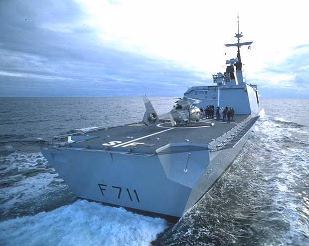 Ngoài ra, trên tàu còn có một sân đậu trực thăng cho phép La Fayette mang theo được tối đa một trực thăng cảnh báo sớm loại Panther hoặc NH90. Nguồn ảnh: Naval.