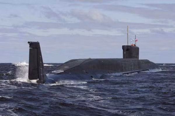 Các tàu ngầm hạt nhân Project 955 là một trong những lớp tàu ngầm chiến lược mang tên lửa đạn đạo lớn nhất thế giới hiện nay, với lượng giãn nước toàn tải khi lặn đến 24.000 tấn, dài 170m, rộng 10m. Nguồn ảnh: Jakarta.