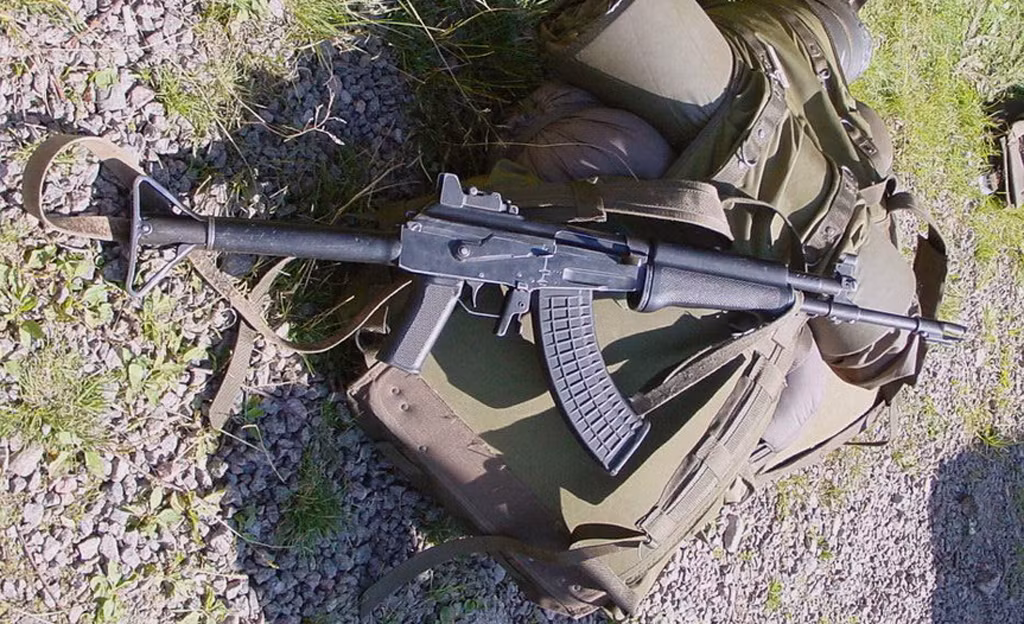 Việc gắn thước ngắm và cả kính ngắm lên nắp hộp khóa nòng cho thấy, bộ phận này của Rk 62 được thiết kế rất vững và hoàn hoàn toàn không gặp phải vấn đề gì khi xạ thủ vừa bắn, vừa ngắm qua bộ phận ngắm trên nắp hộp khóa nòng. Nguồn ảnh: Llta.