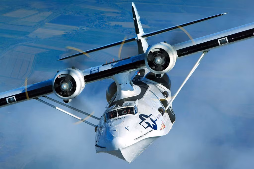 Máy bay PBY Catalina có phi hành đoàn lên tới 10 người, trong đó có hai phi công, một xạ thủ súng máy ở mũi, hai xạ thủ súng máy hai bên hông, một xạ thủ súng máy dưới bụng, một kỹ sư bay, một kỹ điện đàm, một dẫn đường và một kiểm soát radar. Nguồn ảnh: Flying.