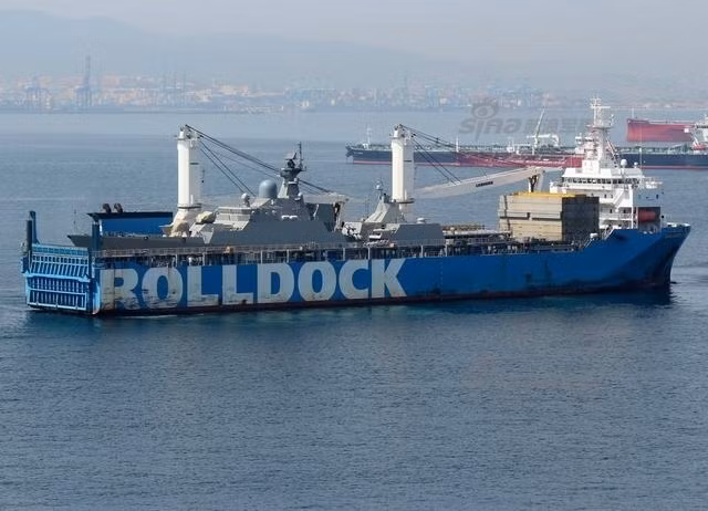 Chiến hạm Gepard 3.9 có lượng giãn nước tối đa là 2.100 tấn, tốc độ tối đa đạt 28 hải lý/giờ (hơn 45 km/giờ), tốc độ tiết kiệm nhiên liệu là 18 hải lý/giờ (gần 29 km/giờ) và hành trình tác chiến tối đa lên tới 5.000 hải lý (hơn 8.000 km). Nguồn ảnh: Sina.