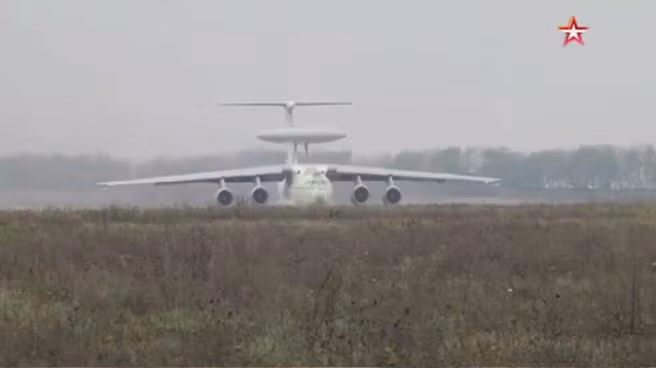 Radar của máy bay có khả năng theo dõi các mục tiêu có tốc độ cực cao như tên lửa đạn đạo hay các phản lực cơ của đối phương. Với tốc độ quay 5 giây mỗi vòng, hệ thống radar trên chiếc Beriev A-100 có khả năng bắt được gần như mọi vật thể bay trên không bất kể tốc độ và độ lớn nhỏ của vật thể bay. Nguồn ảnh: Star.