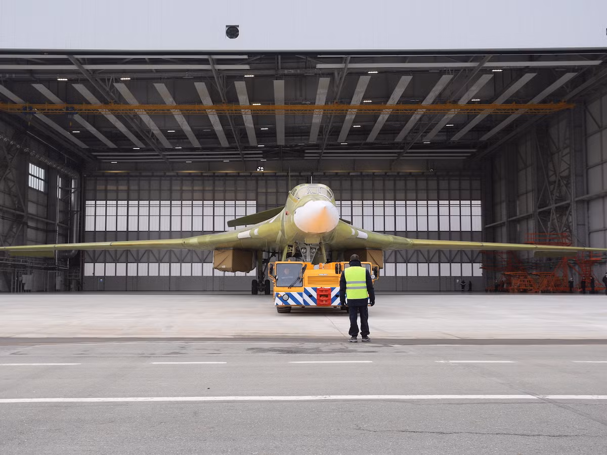 Hiện tại, phiên bản nâng cấp mang tên Tu-160M2 đang được tập đoàn Tupolev phát triển, dự kiến sẽ được bay thử vào sang năm và trong tương lai sẽ được sản xuất với số lượng lớn, khaongr từ 30 tới 50 chiếc để cung cấp cho Không quân Nga. Nguồn ảnh: UAC.