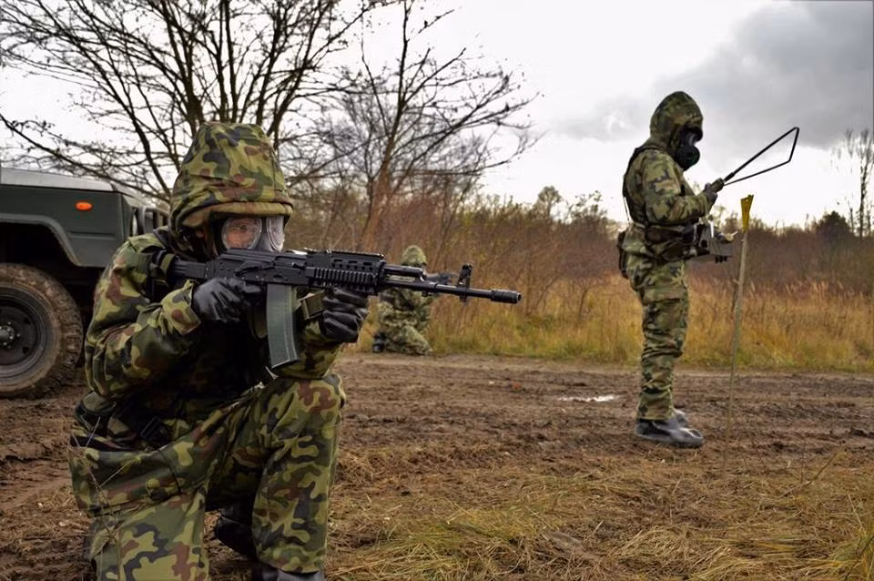 Các loại vũ khí chính của Quân đội Ba Lan vẫn là các biến thể của dòng súng trường tấn công Kalashikov dù nước này đã gia nhập NATO từ năm 1999. Nguồn ảnh: BQP Ba Lan.
