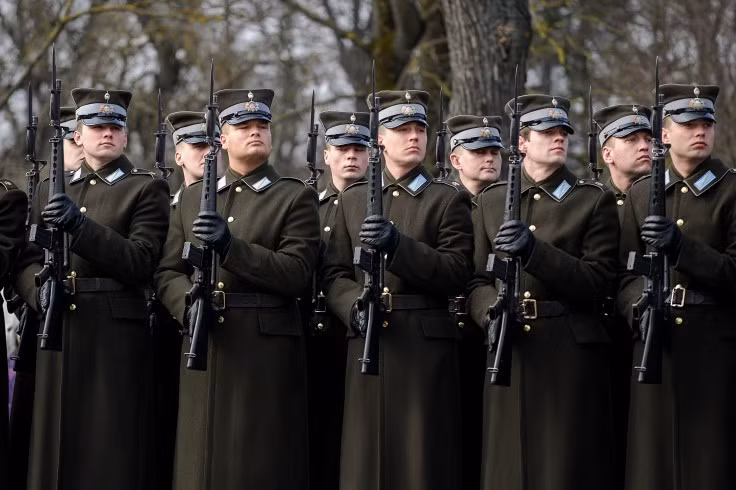 Hiện tại, quân đội Latvia đang tích cực huấn luyện vũ trang cho toàn dân để tránh cho việc dân tộc này đứng trước nguy cơ "diệt vong" nếu xảy ra một cuộc chiến tranh tổng lực quy mô lớn như hai cuộc đại chiến thế giới hồi thế kỷ 20. Nguồn ảnh: Force.