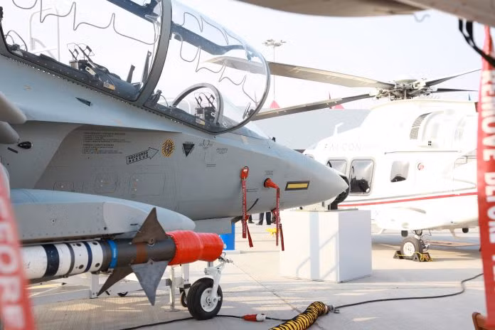 Theo phía nhà sản xuất M-346 là Leonardo-Finmeccanica công bố, chiến đấu cơ M-346FA vẫn đáp ứng đầy đủ các tiêu chuẩn của một máy bay huấn luyện nhưng giờ đây, nó đã được thêm các tính năng cho phép trở thành một chiến đấu cơ hạng nhẹ. Nguồn ảnh: Defence.