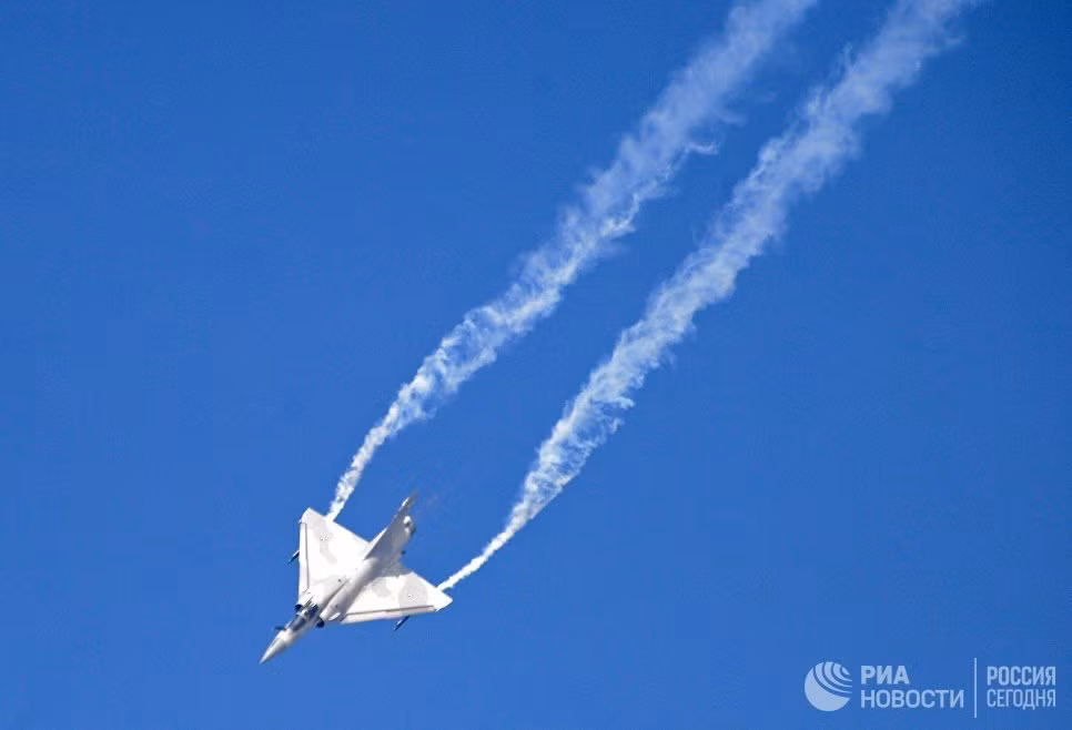 Tiêm kích đa năng siêu đắt đỏ Dassault Mirage 2000 của Pháp trình diễn khả năng cơ động tuyệt hảo trên không tại triển lãm. Nguồn ảnh: Ria.