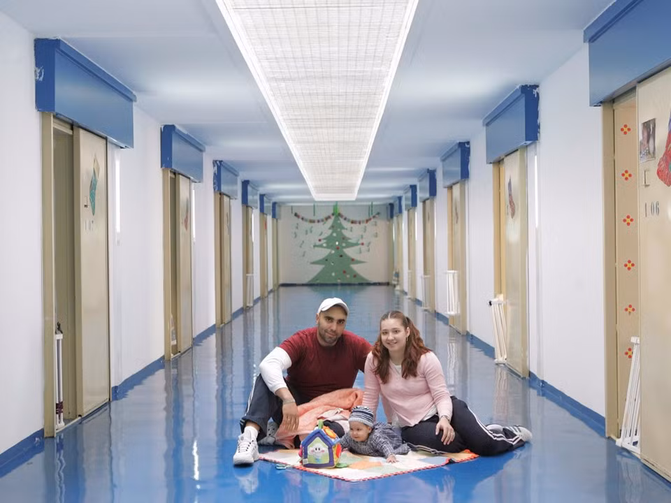 Nhà tù Aranjuez ở Tây Ban Nha cho phép bố mẹ và con cái ở cùng người thân bị giam. Với hình ảnh nhân vật hoạt hình Disney trên các bức tường, một nhà trẻ và một sân chơi, nhà tù muốn trẻ em không thể nhận ra rằng bố mẹ chúng đang sống đằng sau song sắt. Ảnh: AP.