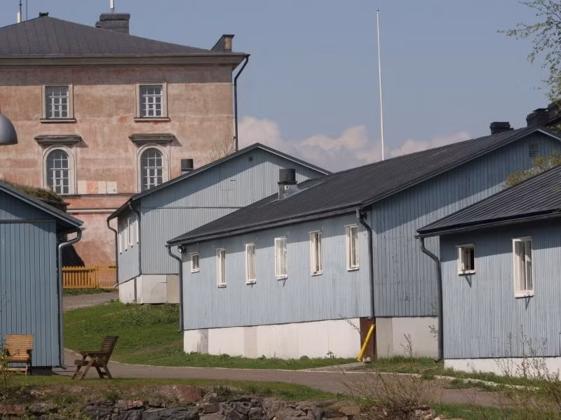 Tại Phần Lan, nhà tù Suomenlinna hoàn toàn không có hàng rào kẽm gai bao bọc để ngăn tù nhân vượt ngục. Thay vào đó, nhà tù dựng lên hàng rào nhỏ bằng cọc gỗ nên được gọi là "nhà tù mở". Ảnh: Criminal Sanctions Agency, Finland.