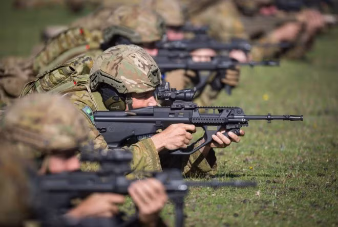 Tuy nhiên, Enhanced F88 lại là một biến thể nâng cấp của F88 Austeyr với một số cải tiến mở rộng thân thiện hơn với người sử dụng và hỗ trợ tích hợp thêm nhiều trang bị mới khi cần thiết, bên cạnh đó trọng lượng cơ bản của súng cũng được giảm bớt. Nguồn ảnh: Firearm.