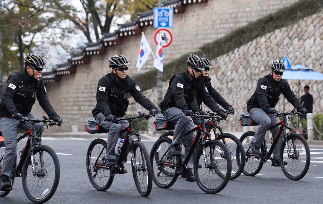 Hàng rào bảo vệ ngoài cùng của Nhà Xanh là lực lượng cận vệ di chuyển bằng xe đạp. Nguồn ảnh: Chosun.