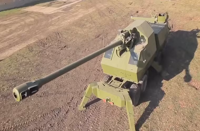 Hỏa lực chính trên NORA B-52K1 là một pháo 155mm có tầm bắn hiệu quả hơn 40km với tốc độ bắn khoảng 4 phát/phút ở điều kiện tác chiến thống thường và để vận hành hệ thống pháo tự hành này cần tới 5 binh sĩ. Nguồn ảnh: YugoImport.