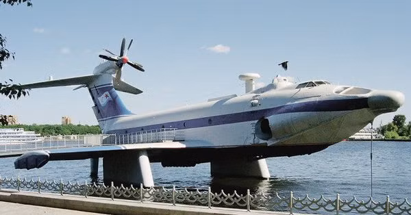 Trong những năm tháng rực rỡ nhất của mình Liên Xô luôn có những dự án chế tạo điên rồ, một trong số đó là Ekranoplan. Theo đó mục tiêu của các thiết kế sư người Nga là chế ra những phương tiện di chuyển trên mặt nước với tốc độ cao nhất, có thể chứa được nhiều hàng nhất và đi được xa nhất có thể. Nguồn ảnh: Sina.