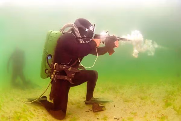 Bộ đồ lặn được sử dụng để phá kỷ lục thế giới là bộ trang bị GVK-450 được thiết kế để dành riêng cho các thợ lặn cứu hộ hải quân, những người được huấn luyện chuyên biệt với nhiệm vụ cứu hộ tàu ngầm. Nguồn ảnh: Guns.