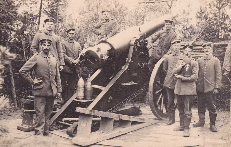 Dù vậy trong Chiến tranh Thế giới thứ nhất Pháo binh Nga vẫn học được cách cơ cấu, tổ chức một lực lượng pháo binh theo kiểu hiện đại và các chiến thuật, chiến lược sử dụng pháo binh hỗ trợ các lực lượng khác trong tấn công, phòng thủ. Nguồn ảnh: Pinterest.