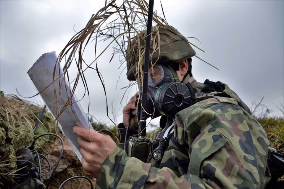 Binh lính Ba Lan trong một buổi tập trận với mặt nạ phòng hóa. Nguồn ảnh: BQP Ba Lan.
