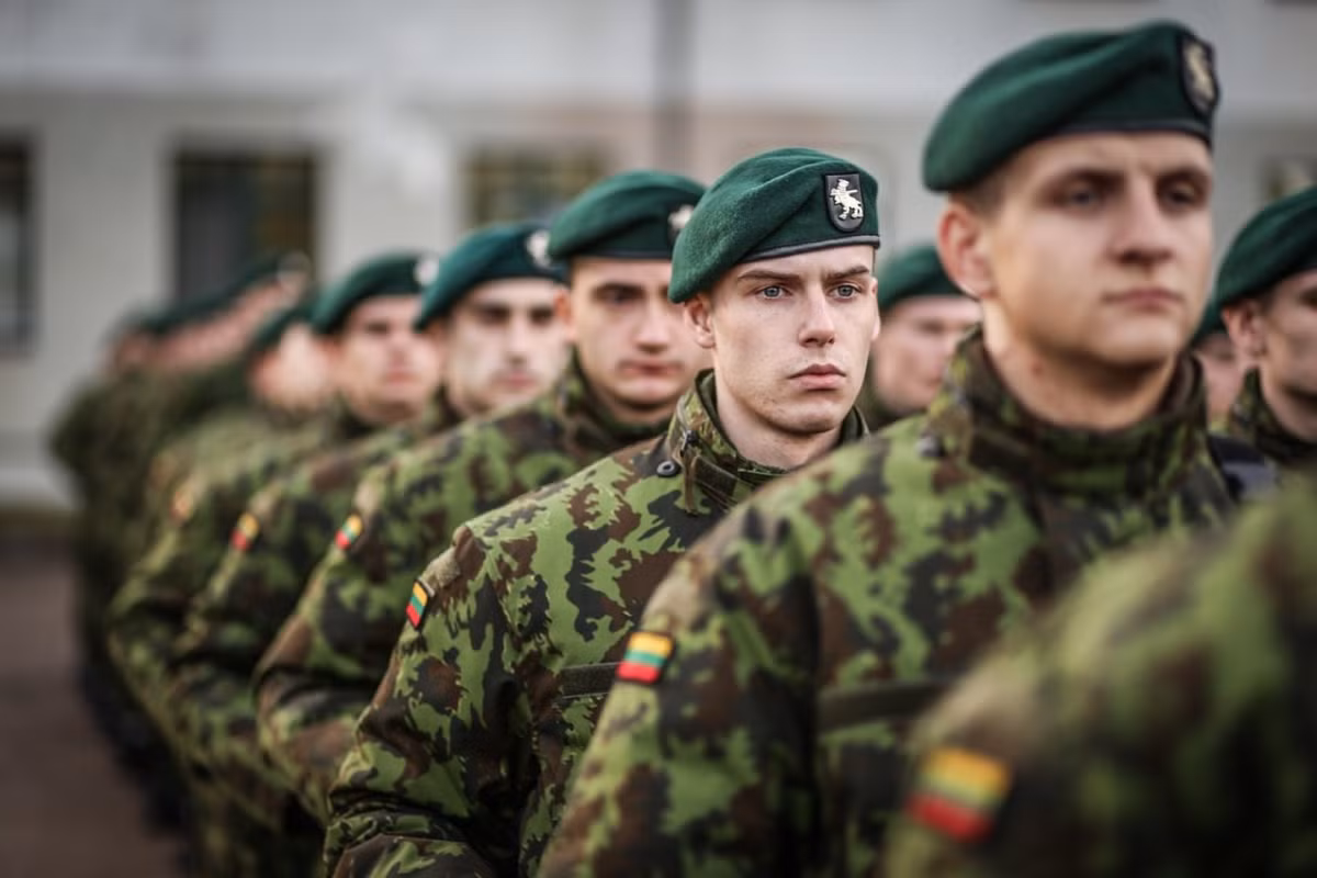 Quốc gia này có tổng cộng khoảng 2,9 triệu dân, trong đó có tới hơn một nửa, khoảng 1,4 triệu người hiện đang nằm trong độ tuổi nhập ngũ. Nguồn ảnh: Sputnik.