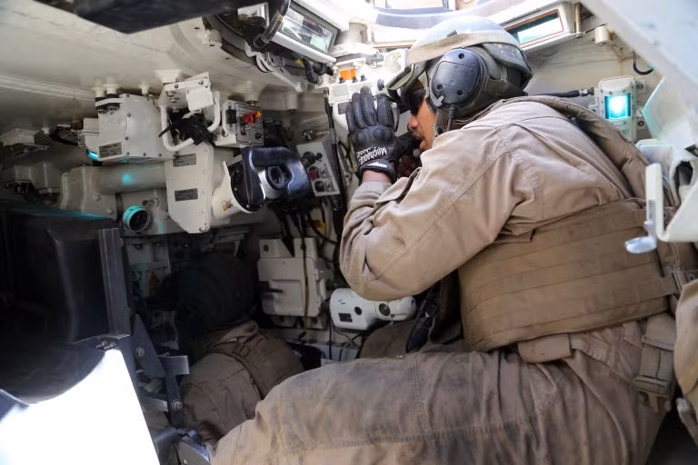 Cận cảnh hàng loạt các thiết bị điện tử, cảm biến khiến cho xe tăng M1 Abrams không còn đủ điện để chạy điều hòa hết công suất. Theo ghi nhận, khi chạy toàn bộ thiết bị điện trên một chiếc M1 Abrams nếu nhiệt độ ngoài trời là 32 độ C thì bên trong xe nhiệt độ có thể lên đến 48 độ C. Nguồn ảnh: Popular.