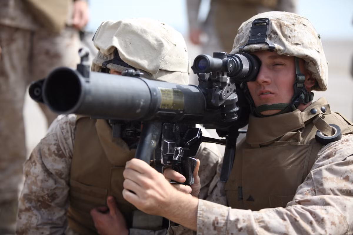 Theo Quân đội Mỹ, súng chống tăng SMAW có trọng lượng quá nặng, kích cỡ cồng kềnh và độ chính xác thấp, không còn hợp thời với lối tác chiến hiện đại của bộ binh Mỹ ngày nay. Nguồn ảnh: Wiki.