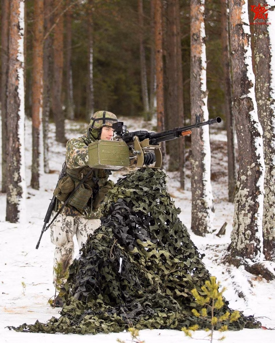 Một góc khác của trận địa này, ta có thể thấy những khẩu súng máu ITKK 96 có thiết kế không khác gì mấy với NSV của Liên Xô. Nguồn ảnh: Top81.
