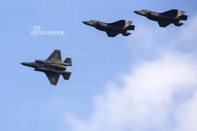 Theo đó, các phi đội chiến đấu cơ F-35 loại F-35A và F-35B đã đến Okinawa từ hôm 30/10 vừa qua và sẽ đóng quân thường trực tại đây sau khi Tổng thống Trump kết thúc chuyến công du châu Á của mình. Nguồn ảnh: Sina.