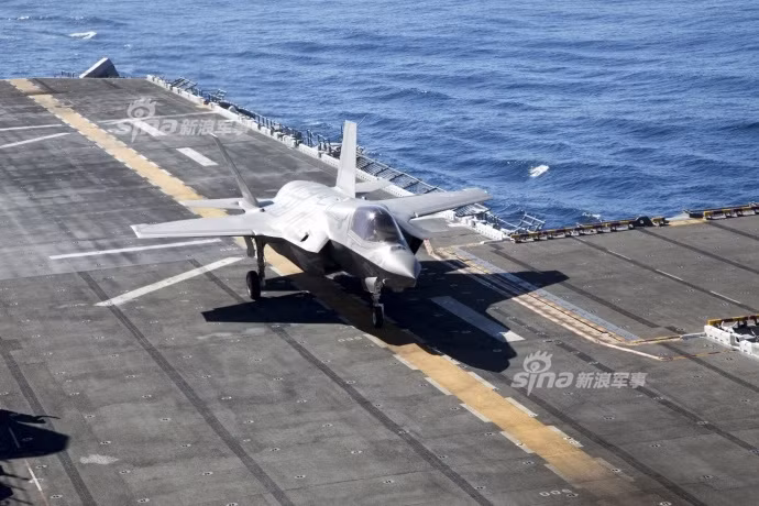Trong khi F-35A được thiết kế như một mẫu chiến đấu cơ bình thường thì F-35B lại được thiết kế để có thể cất cánh trên đường băng ngắn-hạ cánh thẳng đứng, phù hợp với hoạt động trên các tàu sân bay, tàu đổ bộ tấn công. Nguồn ảnh: Sina.