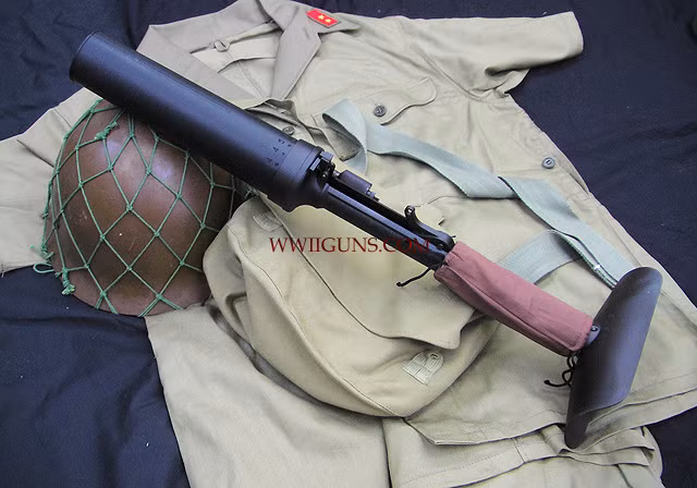 Súng có trọng lượng 4,7 kg và có chiều dài tổng cộng 610 mm trong đó chiều dài nòng súng vào khoảng 254 mm và nó sử dụng đạn cỡ nòng 50mm. Nguồn ảnh: WWII.