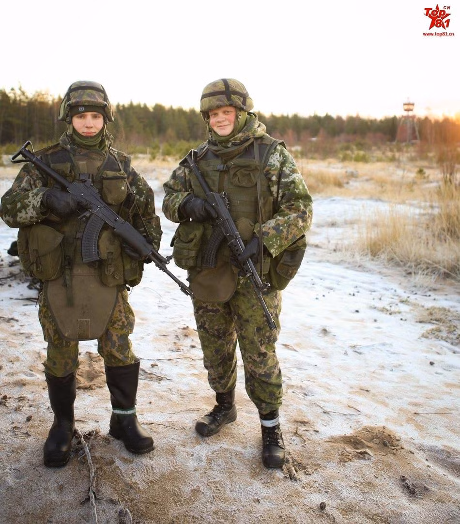 Theo đó hầu hết các mẫu súng bộ binh cho đến cả súng phòng không của Quân đội Phần Lan đều được phát triển từ các mẫu súng của Liên Xô trước đây. Điển hình như binh sĩ Phần Lan trong ảnh với súng trường tấn công Rk 62 được phát triển từ súng Ak-47 của Liên Xô. Nguồn ảnh: Top81.