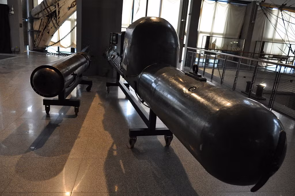 Mặc dù có tên gọi là "ngư lôi" có người lái nhưng đây chỉ là một phương tiện di chuyển dưới mặt nước không vũ trang, khác với loại ngư lôi cảm tử Kaiten có người lái do Nhật thiết kế ra cũng trong Chiến tranh Thế giới thứ 2. Nguồn ảnh: Wiki.