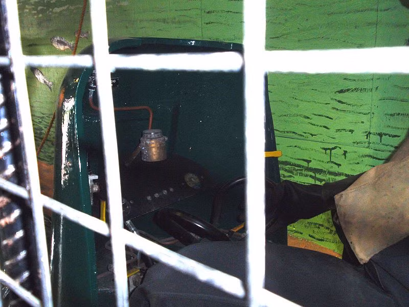 Tới năm 1938, Hải quân Italia mới là lực lượng đầu tiên trên thế giới thiết kế ra "ngư lôi" có điều khiển hoàn chỉnh đầu tiên và đưa vào sử dụng với số lượng lớn. Ảnh: Khoang lái của chiếc ngư lôi có điều khiển Anh loại MK 1 Chariot. Nguồn ảnh: Wiki.