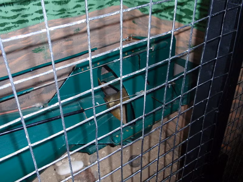 Do sử dụng động cơ ác quy nên các phương án sử dụng loại "ngư lôi" có điều khiển trong CTTG 2 cần lên kế hoạch rất tỷ mỉ. Vì ác quy thời này có dự trữ điện năng rất thấp, nếu tính toán sai, người đặc nhiệm sẽ khó có đủ pin dự trữ để quay về điểm hẹn, dẫn tới việc buộc phải bỏ trang bị hoặc thậm chí là nổi lên đầu hàng. Nguồn ảnh: Wiki.