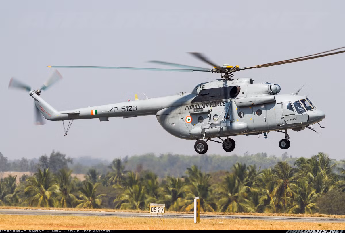 Với số lượng lên tới hàng nghìn chiếc trực thăng Mi-8 và Mi-17 đang phục vụ trong lực lượng không quân, có thể thấy Ấn Độ hiện nay là khách hàng nước ngoài lớn nhất của Nga trong mảng trực thăng. Việc gia hạn bảo hành và buôn bán phụ tùng cho hàng nghìn chiếc trực thăng này sẽ giúp Nga thu về nhiều tỷ USD trong tương lai. Nguồn ảnh: Airliners.