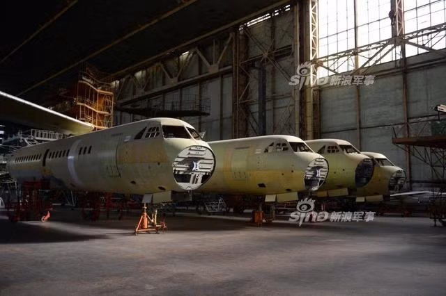Tới năm 1995, do nguồn cung cấp thiết bị, vật liệu khó khăn cũng như việc dòng máy bay Il-76 không còn được ưa chuộng như thời Xã hội Chủ nghĩa nữa, khiến cho nhà máy Chkalov bị "ế" hàng và cũng không thể hoạt động cầm chừng được do không còn nguồn thu để trả lương công nhân. Nguồn ảnh: Sina.