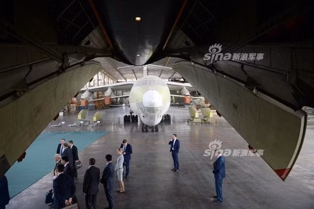 Nhà máy lắp ráp máy bay của Uzbekistan này có tên Chkalov, được Liên Xô thiết kế và xây dựng để tối ưu hóa cho việc lắp ráp các loại máy bay Ilyushin nổi tiếng trong thời Liên Xô cũ trước đây. Dây chuyền này được khởi động vào năm 1973 và chiếc phi cơ Il-76 đầu tiên đã được xuất xưởng từ năm 1978. Nguồn ảnh: Sina.