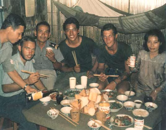 Thậm chí ở những thành phố lớn, binh lính Mỹ còn đón Lễ tạ ơn cùng với người bản địa. Nguồn ảnh: Mobile.