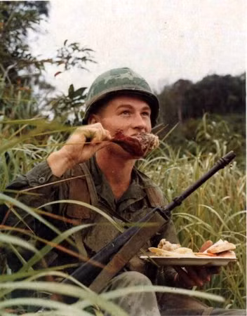 Những chú gà tây này được Không quân Mỹ chở tới từ nước ngoài hoặc thu mua từ những trang trại ở Miền Nam thời bấy giờ. Nguồn ảnh: Pinterest.