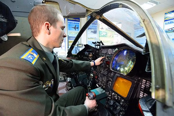 Tới năm 2012, phi công Nga đã có số giờ bay trung bình lên tới 125 tiếng mỗi năm đối với chiến đấu cơ, 170 tiếng mỗi năm đối với máy bay vận tải. Điều này đông nghĩa với việc các phi công Nga đang dần đuổi kịp Mỹ trong việc tính lũy kinh nghiệm trong quá trình huấn luyện để nâng cao kỹ năng chiến đấu. Nguồn ảnh: Russia.