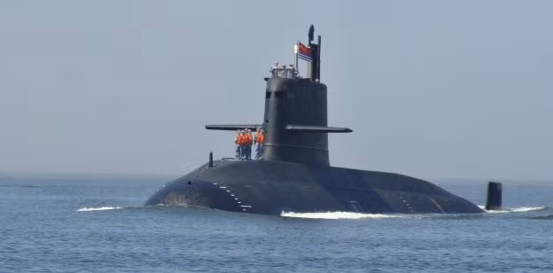 Có vận tốc tối đa 18 hải lý/giờ tương đương với khoảng 33 km/h, dù có kích thước khá nhỏ nhưng Trung Quốc vẫn trang bị cho tàu ngầm diesel-điện S-26T hệ thống đẩy không phụ thuộc không khí AIP cho phép con tàu này hoạt động liên tục trong phạm vị 8000 hải lý tương đương với hơn 14.000 km khi di chuyển ở tốc độ hành trình khoảng 28 km/h. Nguồn ảnh: Military.