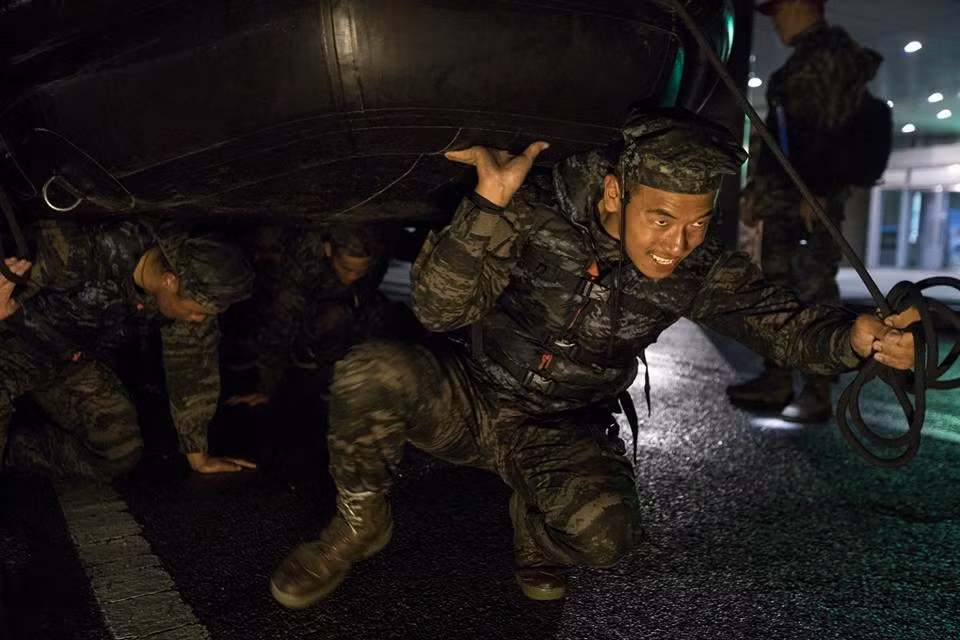 Chính vì vậy không khó để tìm thấy các cậu ấm, công tử bột hay thậm chí là ca sĩ, diễn viên, người mẫu nổi tiếng xứ Kim Chi trong quân đội nước này. Nguồn ảnh: ROKMC.