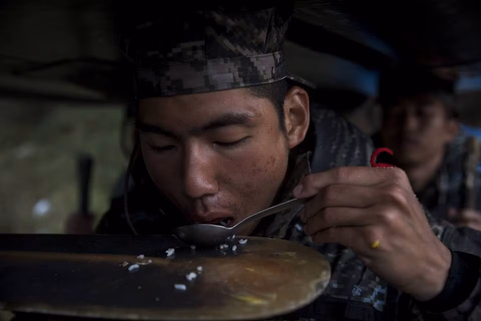 Để huấn luyện được một người bình thường trở thành lính Thủy quân Lục chiến thực thụ đã khó, huấn luyện được các cậu ấm trở thành lính thủy quân còn khó hơn. Nguồn ảnh: ROKMC.